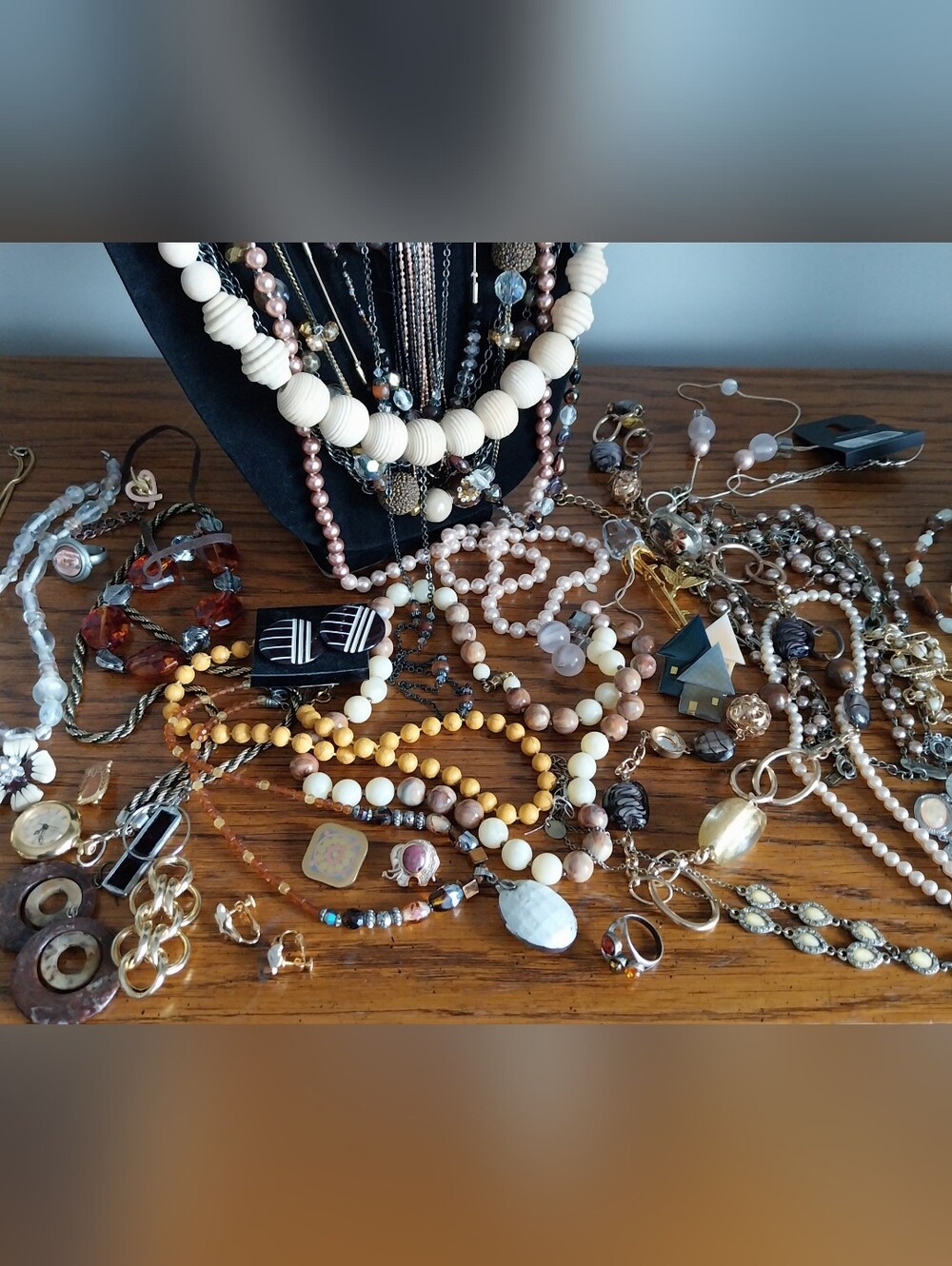Vintage Multi-Color Women's Necklace Collection - Gold, Brown, Cream, Black - Picture 4 of 9